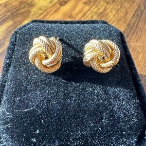 18k SA Elegant Gold Knot Earrings 2.2 grams
